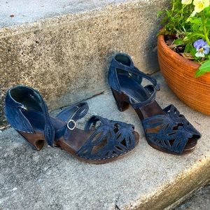Schuler & Sons Suede Sandals in Navy